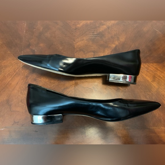 MaxMara Shoes - Max Mara black leather with small gold heel in EUC 🥰